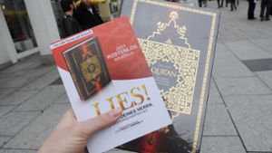 Die „Lies!“-Kampagne verteilt den Koran in deutschen Städten. Foto: dpa