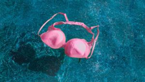 Mit oder ohne Bikini-Oberteil? Die Debatte ist weiterhin kontrovers. Foto: IMAGO/Sascha Steinach