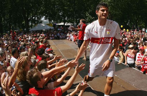 Liebling der Fans: Mario Gomez bei der Saisoneröffnung des VfB Stuttgart im Sommer 2007 Foto:  