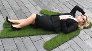 Mittagspause auf dem Kunstrasen? Die 24-jährige Jessica Tremlett probiert in London den „Lawnsie“ aus.  Foto: dpa