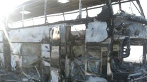 Der Bus wurde bei dem Brand fast völlig zerstört. Foto: dpa