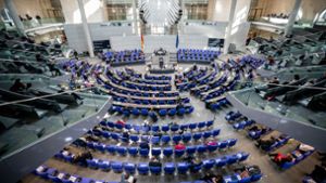 Mit großer Mehrheit hat der Bundestag Gesetzesänderungen beschlossen, die Verbrauchern in der aktuellen Notlage helfen sollen. (Symbolbild) Foto: dpa/Michael Kappeler