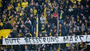 „Gute Besserung“: Dortmund-Fans wünschten vor Anpfiff dem verletzten Abwehrspieler Marc Bartra mit Transparenten eine schnelle Genesung. Foto: AFP