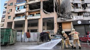 Libanesische Zivilschutzhelfer arbeiten in Beirut vor dem Gebäude, in dem Saleh Al-Arouri getötet wurde. Foto: AFP/ANWAR AMRO