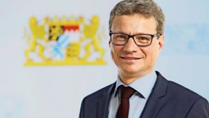 Bayerns Kultusminister Bernd Sibler will neue Regeln für den Umgang mit Handys an Schulen testen. Foto: Staatsministerium