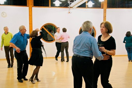 Jeden Dienstagabend trifft sich eine Gruppe von erfahreneren Tänzern im Bürgertreff Hausen. Auf dem Programm stehen Standard- und Lateintänze. Foto: Leonie Hemminger