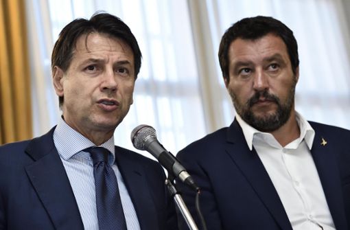 Ministerpräsident Giuseppe Conte (links) könnte den Machtambitionen Matteo Salvinis einen Strich durch die Rechnung machen. Am Dienstag (20. August) stellt sich Conte dem Senat. Foto: dpa
