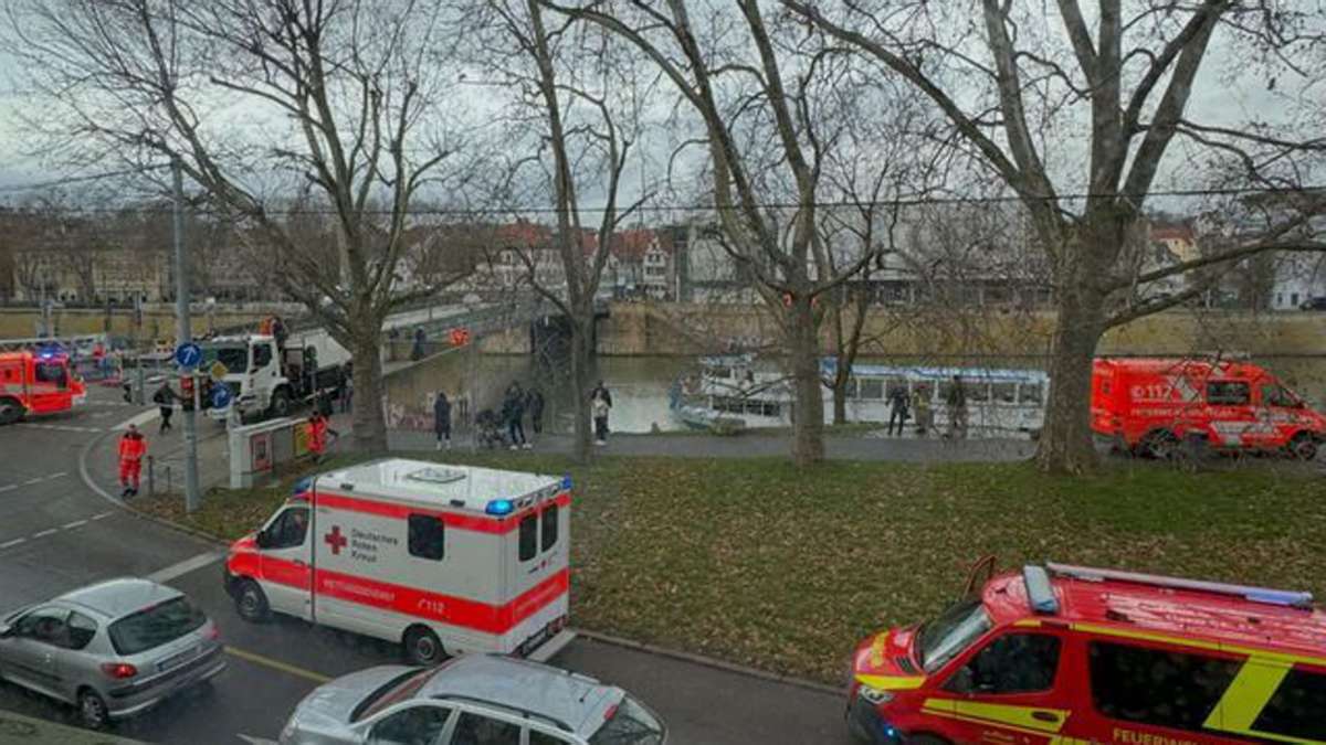 Taucher rücken  in Bad Cannstatt aus: Herrenlose Jacke im Neckar löst  Feuerwehreinsatz aus