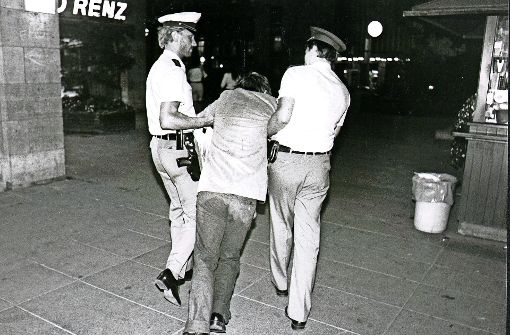 Alltag am Hauptbahnhof 1989: Polizisten kümmern sich um einen alkoholisierten Hilflosen. Foto: Kraufmann