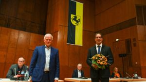 Clemens Maier (rechts) ist neuer Ordnungsbürgermeister in Stuttgart. Nach der Wahl erhält er einen Blumenstrauß von OB Fritz Kuhn. Foto: Lichtgut/Leif Piechowski