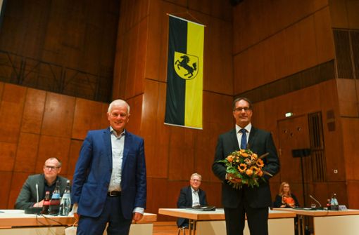 Clemens Maier (rechts) ist neuer Ordnungsbürgermeister in Stuttgart. Nach der Wahl erhält er einen Blumenstrauß von OB Fritz Kuhn. Foto: Lichtgut/Leif Piechowski