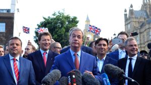 Sieht sich als Gewinner der Abstimmung, Nigel Farage (Mitte) von der UKIP-Partei. Foto: AFP