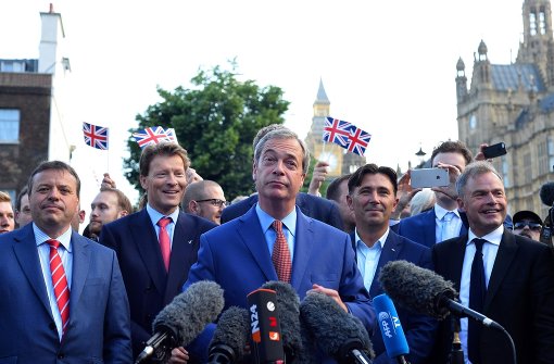 Sieht sich als Gewinner der Abstimmung, Nigel Farage (Mitte) von der UKIP-Partei. Foto: AFP