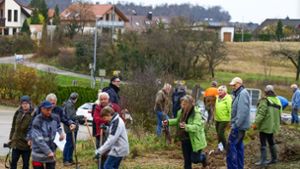 Am Westrand von Freudental treffen sich am Samstag freiwillige Helfer und pflanzen Bäume, Büsche und Sträucher. Foto: Simon Granville