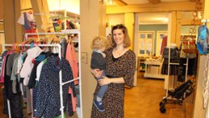 Larissa Schmidt in ihrem Laden mit  Damen- und Kindersachen Foto: /Caroline Holowiecki