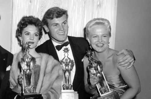 Im Dezember 1955 in Los Angeles: Tab Hunter, Natalie Wood (links) und Peggy Lee zeigen während der Verleihung der Audience Awards ihr Trophäen. Foto: AP