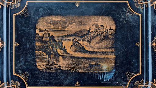 So ein Tablett mit einem attraktiven Motiv, hier der Rheinfall bei Schaffhausen, ist typisch für Hausrat aus dem 19. Jahrhundert. Foto: Michael Saile