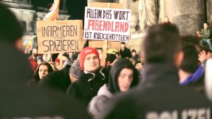 Wie hier Ende Dezember 2014 in Dresden wollen auch in Stuttgart am Montag Tausende gegen die Pegida-Bewegung auf die Straße gehen. Foto: dpa
