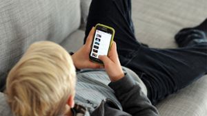 Dürfen Teenager so lange am Handy hängen, wie sie mögen? Oder sich sogar einschließen? Foto: dpa