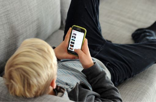 Dürfen Teenager so lange am Handy hängen, wie sie mögen? Oder sich sogar einschließen? Foto: dpa