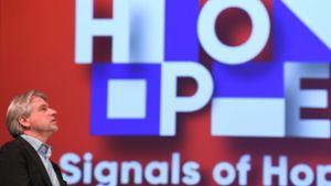 Blickt Juergen Boos, Direktor der Frankfurter Buchmesse, da etwa skeptisch  auf die LED-Wand mit dem  Buchmessen-Motto „Signals of Hope“? Nein, wirkt nur so: Er bleibt zuversichtlich. Foto: dpa/Arne Dedert