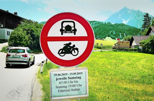 Auf der Autobahn ist’s langweiliger: Gesperrter Schleichweg bei Patsch in Tirol, im Hintergrund die Stubaier Serles. Foto:  