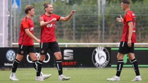 Ex-Kickers-Profi Mijo Tunjic (Mitte) traf für den   Oberligisten 1. Göppinger SV gegen den TSV Essingen.  Foto: Pressefoto Baumann/Julia Rahn Foto:  