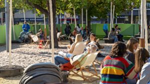 Auf einem Teil des Arsenalplatzes an der Wilhelmstraße  gibt es seit  Herbst die Möglichkeit,  zu entspannen. Irgendwann soll das auf dem kompletten Platz möglich sein. Foto: Jürgen Bach