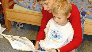 Nur rund die Hälfte der Eltern liest ihren Kindern regelmäßig was vor. Foto: dpa