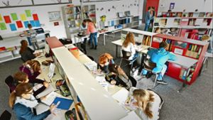 Mehrere Siebtklässler üben in der Gemeinschaftsschule Horgenzell in einem Lernzimmer. Foto: dpa