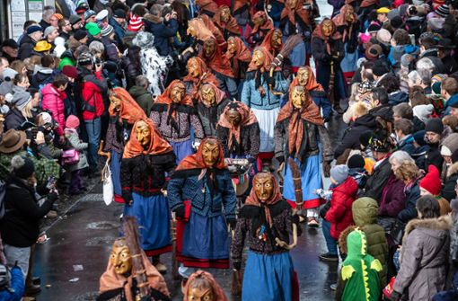 Hexen, so weit das Auge reicht – 10 000 Narren zogen gestern beim großen Umzug durch die Cannstatter Altstadt Foto: Lichtgut/Julian Rettig