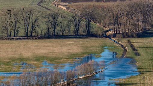 In der Nähe von Blankenburg  in Sachsen-Anhalt hat ist der Goldbach über die Ufer getreten und hat angrenzende Wiesen und Felder überflutet. (Archivbild) Foto: IMAGO/Frank Drechsler/IMAGO/Frank Drechsler