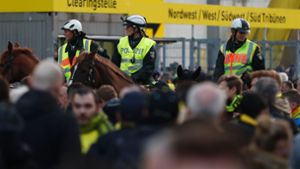 Die Polizei sichert den Bereich rund um den Signal-Iduna-Park in Dortmund. Foto: AFP