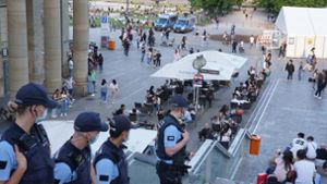 Polizeiaufgebot an der Freitreppe auf dem Stuttgarter Schlossplatz. Foto: dpa/Andreas Rosar