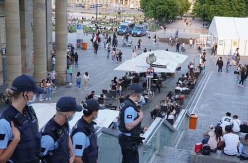 Polizeiaufgebot an der Freitreppe auf dem Stuttgarter Schlossplatz. Foto: dpa/Andreas Rosar