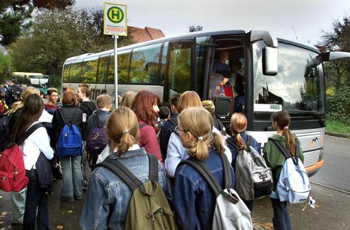 Kinder in Markgröningen (Kreis Ludwigsburg) steigen in den Bus, der sie zur Schule bringt. Foto: StZ
