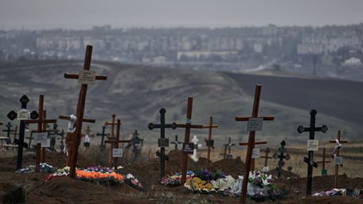 Gräber von gefallenen Soldaten auf einem Friedhof. Foto: Libkos/AP/dpa
