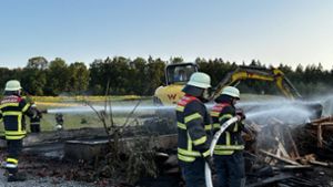 Brennende Scheune stürzt während Löscharbeiten ein – Zeugen gesucht