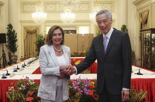 Nancy Pelosi, Sprecherin des US-Repräsentantenhauses, und Lee Hsien Loong, Premierminister von Singapur, schütteln sich die Hände. Foto: dpa/Mohd Fyrol