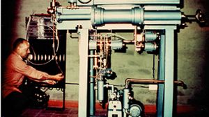 Im Unternehmen war Albin Trotter vor allem für die Technik verantwortlich; hier hantiert er in den 1950er Jahren an einer Maschine.  Foto: privat