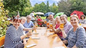 Kulinarische Stadtführung durch Sindelfingen: Im Wiesengarten im Sommerhofenpark gab es Maultaschen – und natürlich ein Bierchen. Foto: Stefanie Schlecht