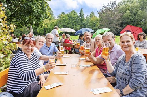 Kulinarische Stadtführung durch Sindelfingen: Im Wiesengarten im Sommerhofenpark gab es Maultaschen – und natürlich ein Bierchen. Foto: Stefanie Schlecht