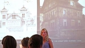 Elisabeth George beschäftigt sich mit der Architekturgeschichte des Garnisonsschützenhauses, dessen Baustil selten in Stuttgart anzutreffen ist. Foto: Sybille Neth