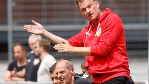 Der neue VfB-II-Trainer Markus Fiedler und seine Assistenten Oliver Barth und Tomislav Zoric (v. re.) Foto: Baumann/Volker Müller