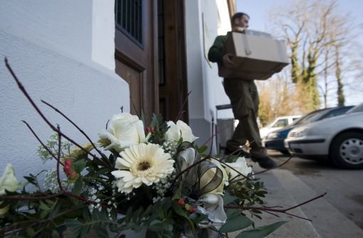 Blumen liegen vor dem Dachauer Amtsgericht, in dem im Januar der Dachauer Transportunternehmer Rudolf U. einen Staatsanwalt erschoss. Foto: dapd