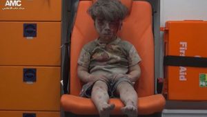 Apathisch sitzt der Junge in einem Rettungswagen. Foto: AP/Aleppo Media Center