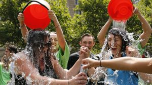 Eiskaltes Wasser über den Kopf, sich dabei filmen und Freunde nominieren: Hunderttausende haben an der Ice Bucket Challenge teilgenommen und Geld gespendet, damit die ALS, eine Erkrankung des motorischen Nervensystems, besser erforscht wird. Foto: AP/Archiv