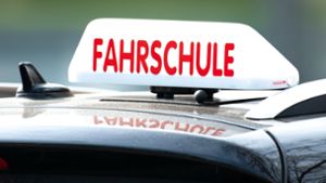 Eine 19-Jährige wurde am Donnerstag in Vaihingen/Enz mit ihrem Auto in ihrer Fahrprüfung von einem anderen Autofahrer übersehen. (Symbolbild) Foto: dpa