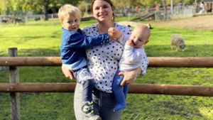 Thea Leschnik (24) mit Söhnen Finnegan und Henry, geboren 2019 und 2022 Foto: / 