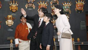 Ein seltenes Bild: Prinz Hisahito mit seinen Eltern, Kronprinz Akishino und Kronprinz Kiko, bei einem königlichen Termin. Foto:  